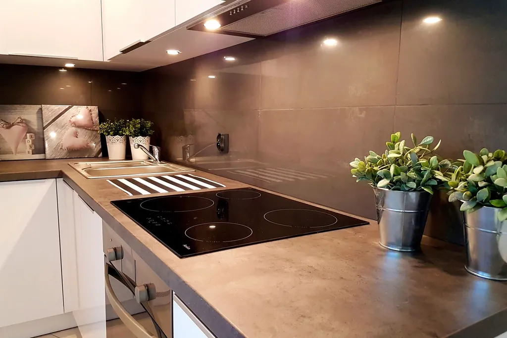 Cocina moderna equipada con electrodomésticos de distintas marcas