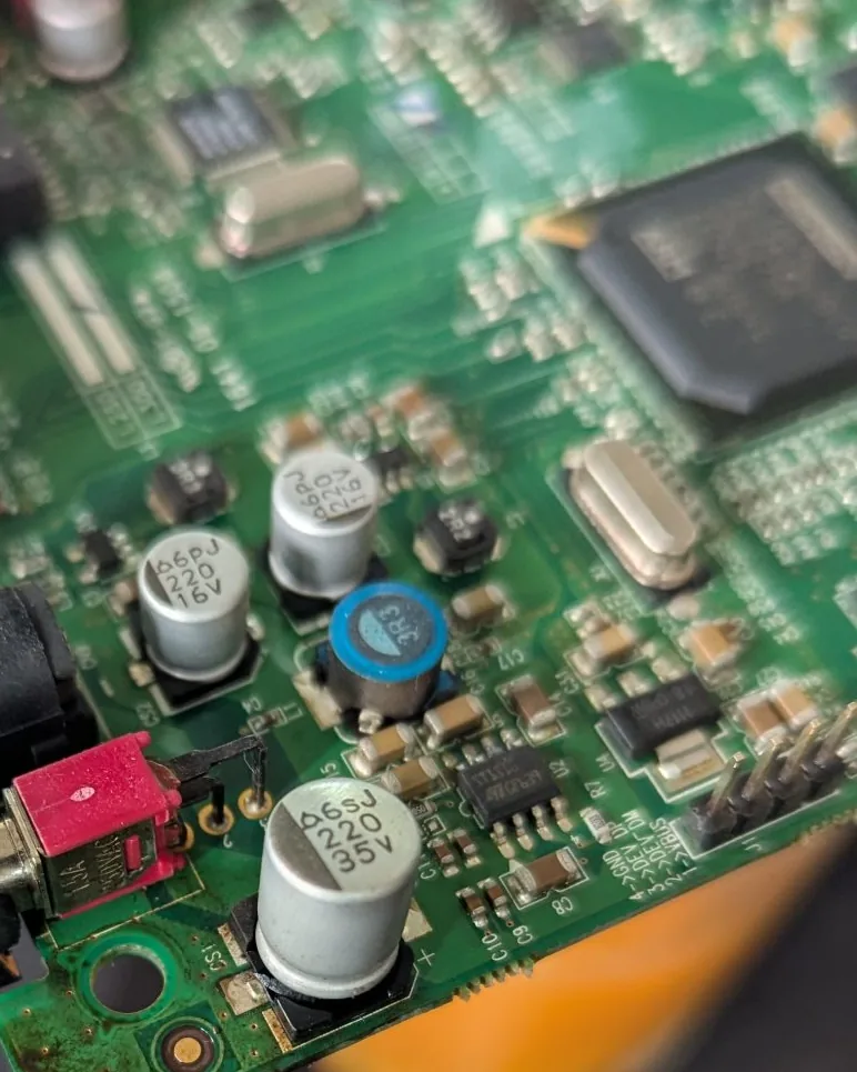 Detalle de una placa electrónica (PCB) de un electrodoméstico en reparación