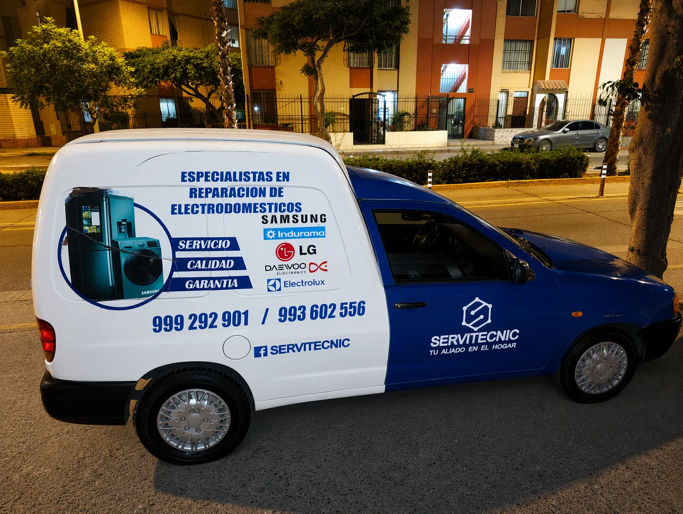 Unidad móvil de Servitecnic Support Home con el logo y los servicios de la empresa
